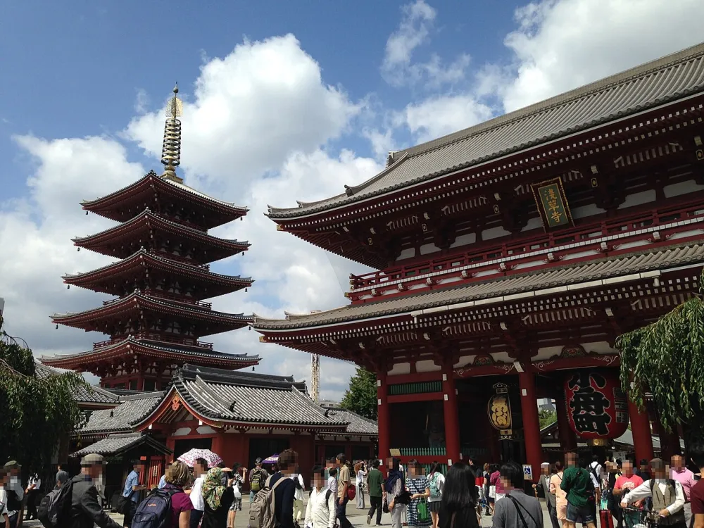 淺草寺寶藏門與五重塔(2015年9月)。