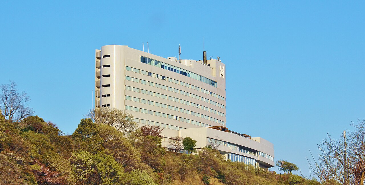 せとうち児島ホテル的白色建築、長排窗戶與山坡樹木