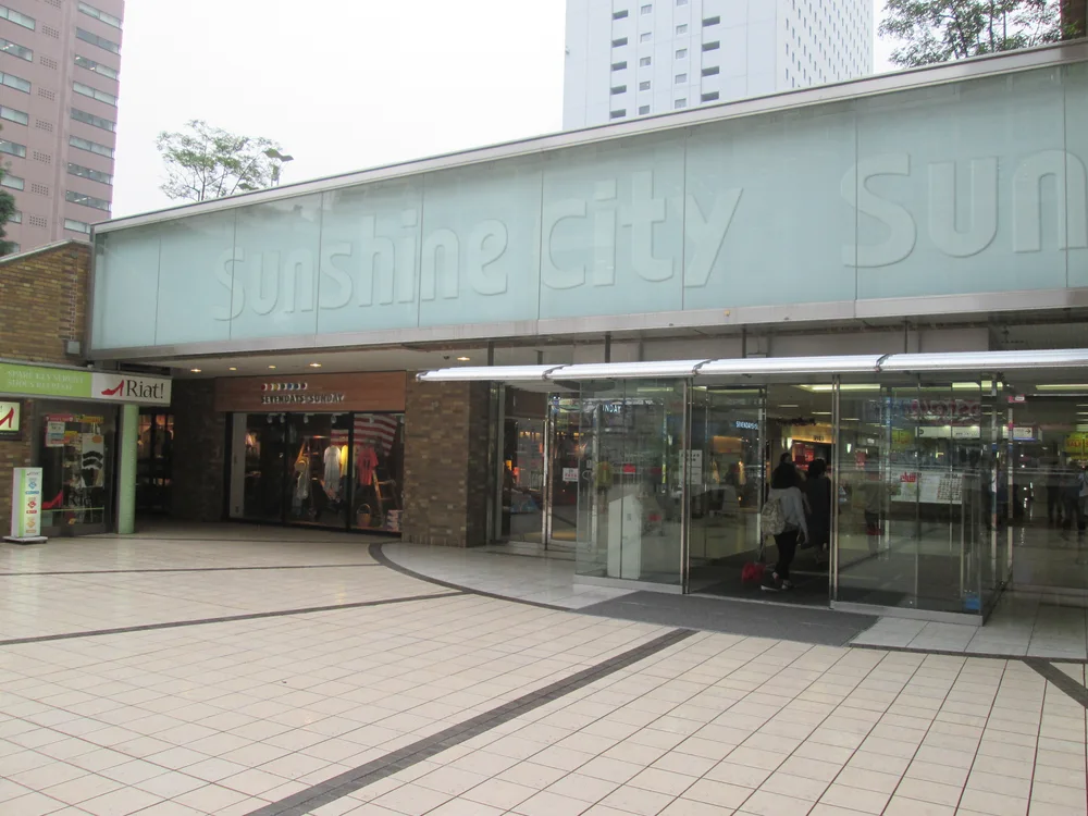 太陽城玻璃入口上方的Sunshine City字樣與前方步道
