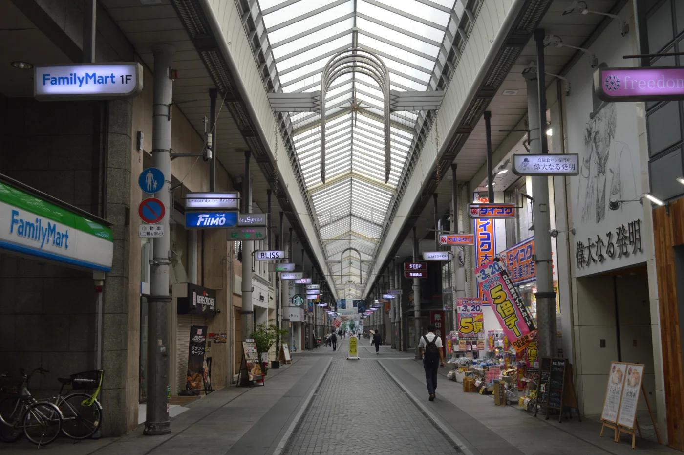 2021年8月高松丸龜町商店街的白色拱廊、街道與兩旁店面。