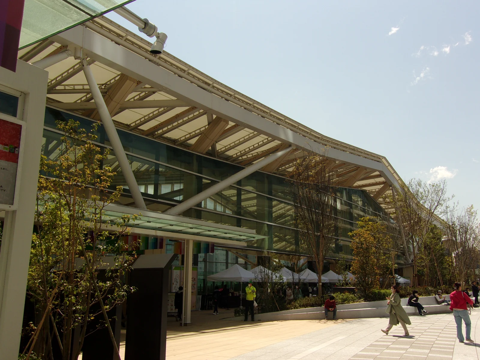 高輪Gateway站的白色屋頂、玻璃站房與站前行人空間