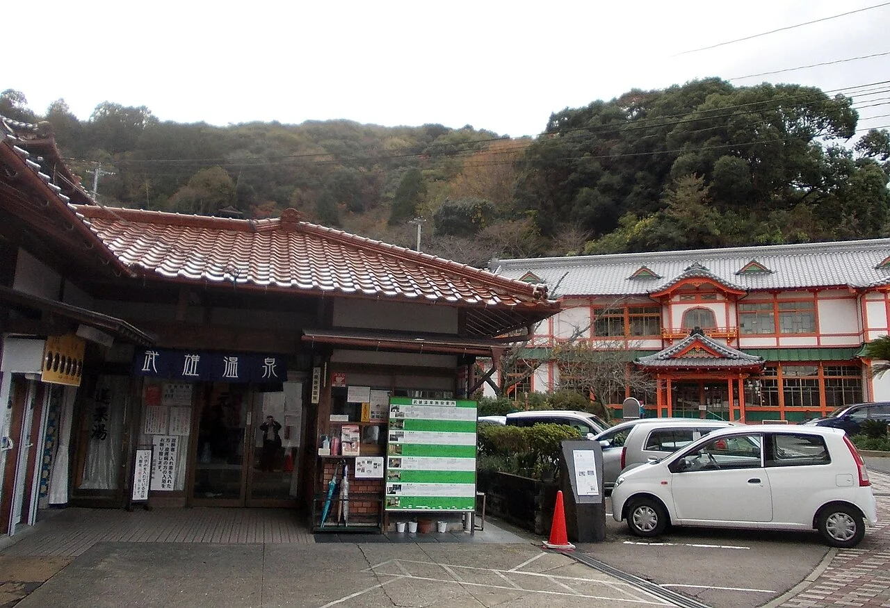 左側為武雄溫泉元湯入口,右側為新館展示建築(2015年)
