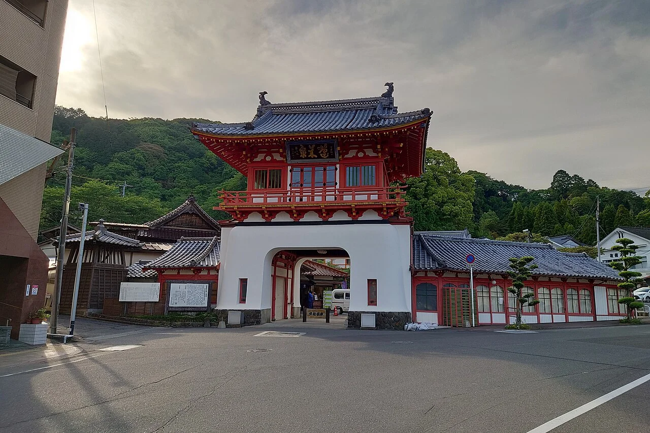 武雄溫泉樓門的朱紅色上層、白色門洞與瓦頂（2023年）。