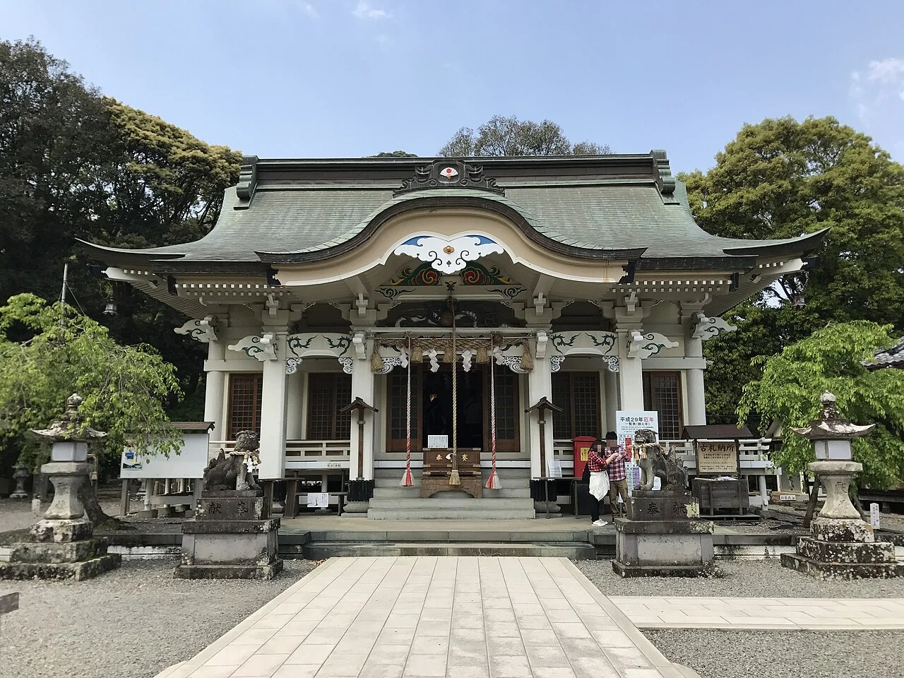 武雄神社拜殿、注連繩與入口石燈籠(2017年)