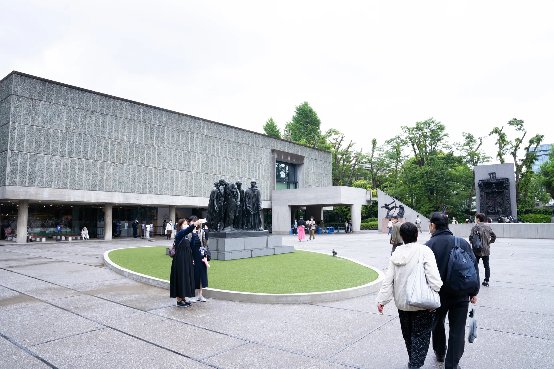國立西洋美術館本館長方形外牆、底層柱廊與前庭的《加萊義民》《地獄之門》等雕塑