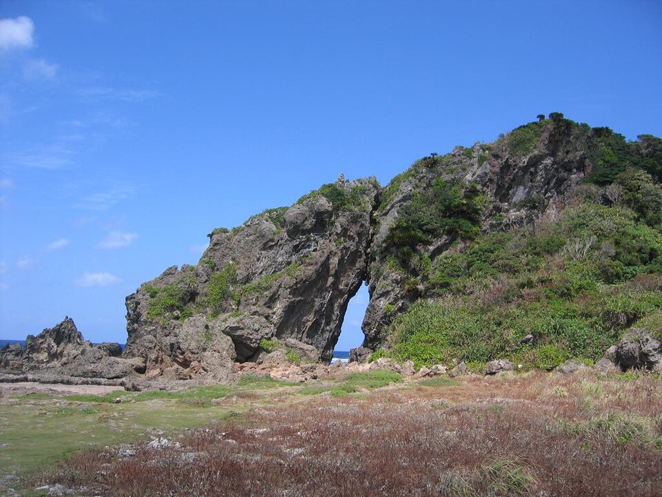 久米島北西岸ミーフガー的直立岩洞、岩岸與草地