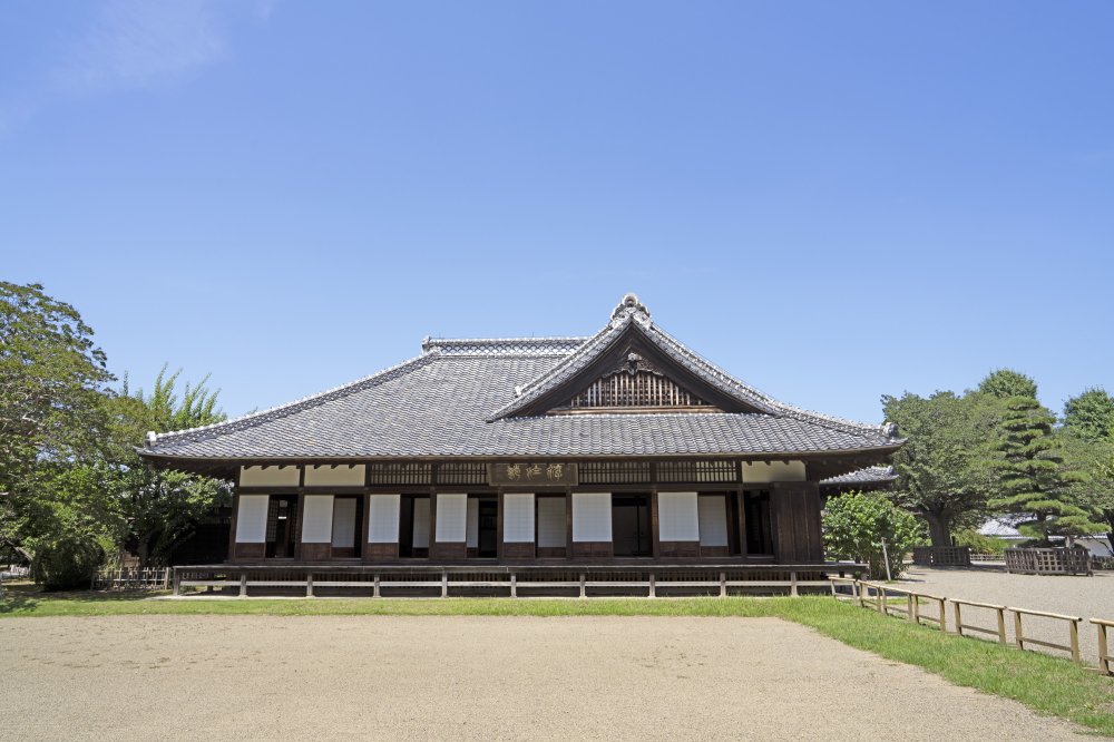 弘道館正廳的瓦頂、木柱與前方草地