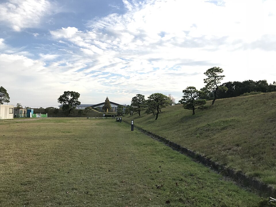 佐賀城本丸外圍草地、石砌邊緣與遠方御殿屋頂