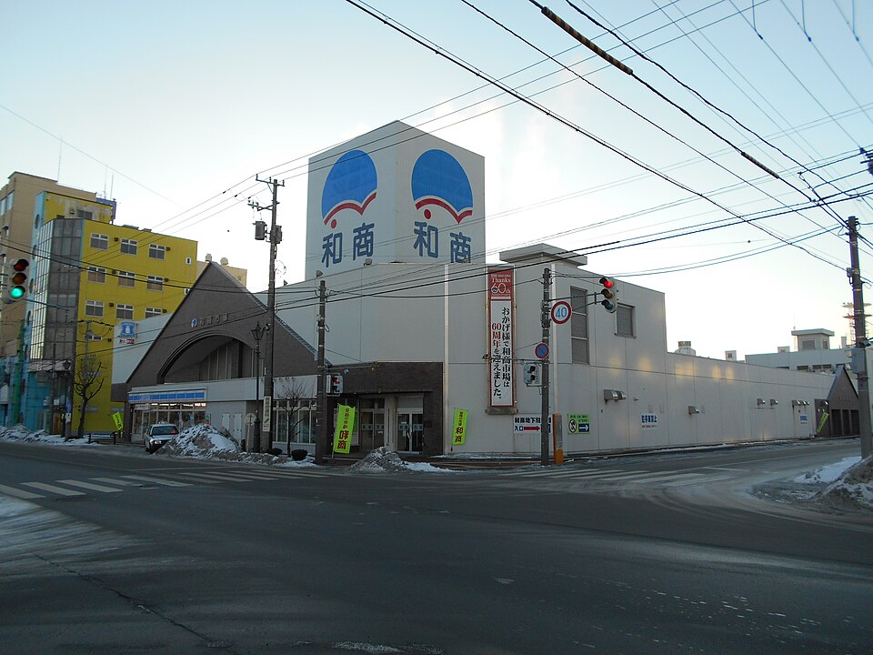 積雪街角的釧路和商市場建築與大型和商招牌