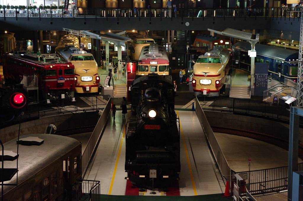 大宮鐵道博物館車輛大廳的蒸汽機車、特急電車與轉車台(2009年)