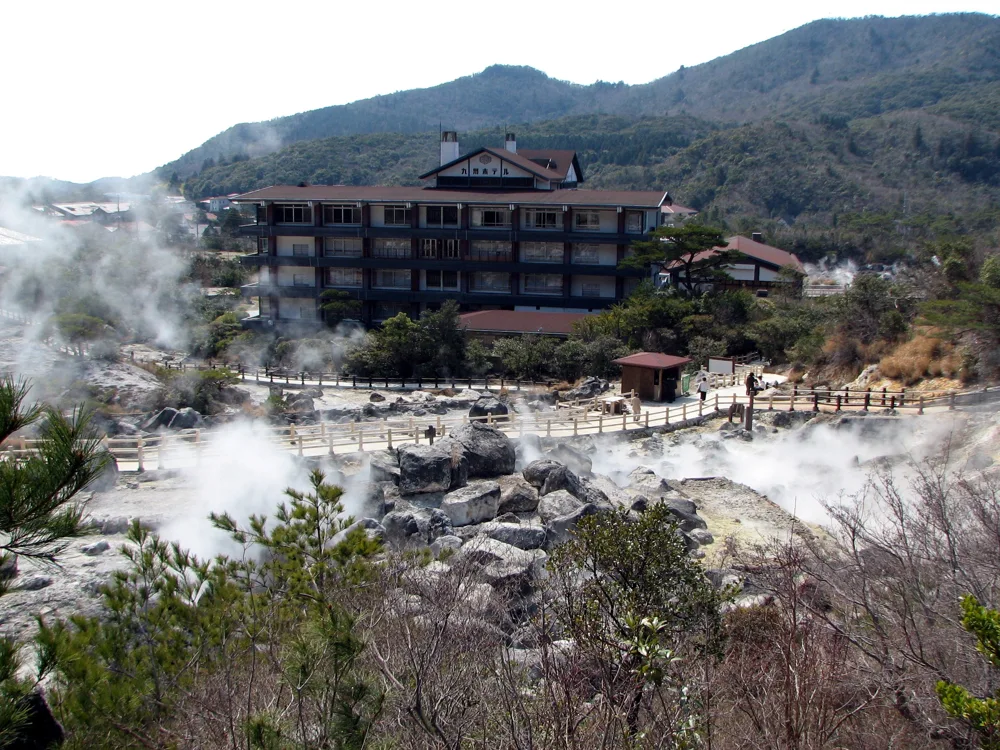 雲仙地獄的白煙、步道與當年九州飯店建物(2007年已上傳的歷史照片)