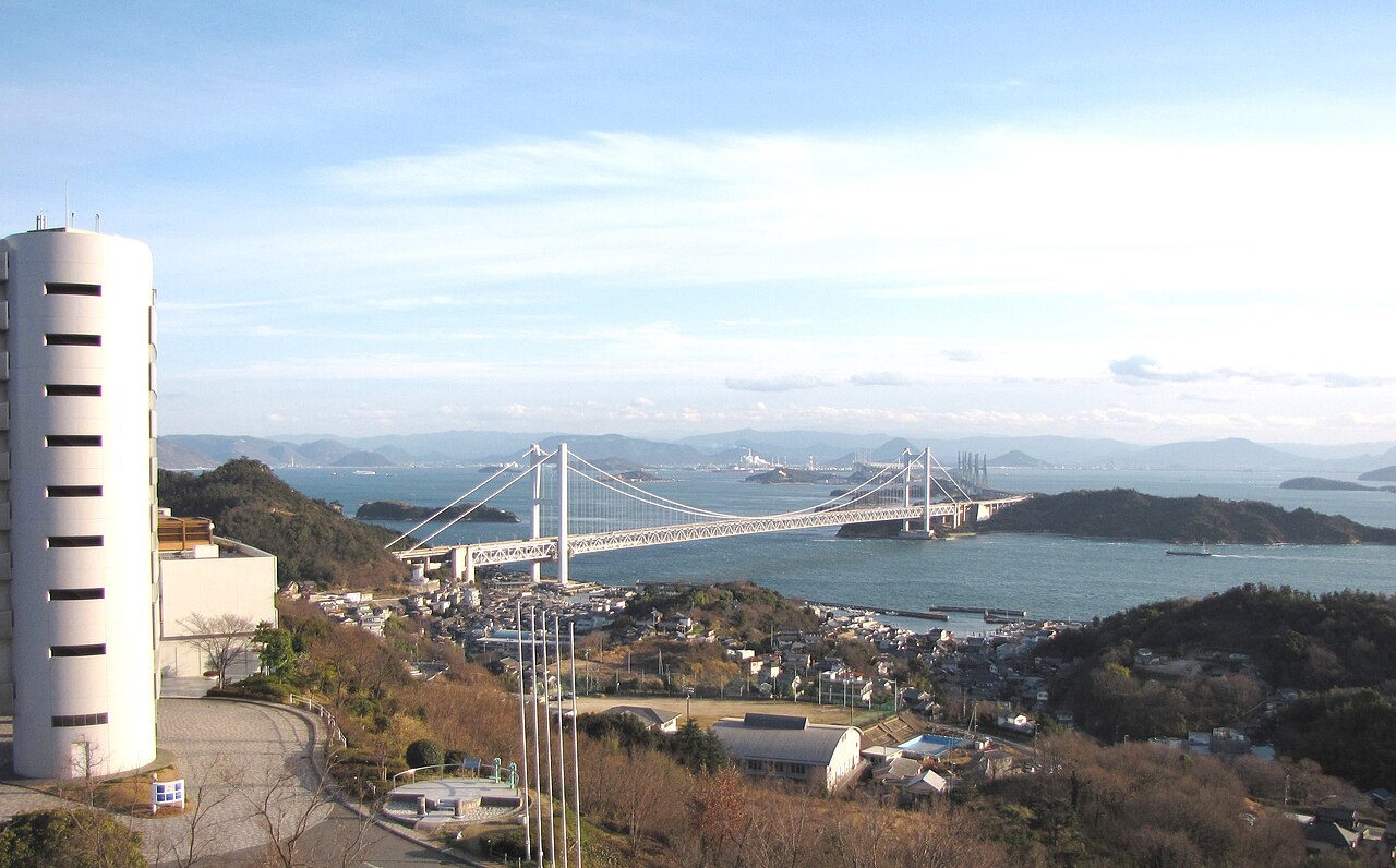 從鷲羽山遊樂園一帶看瀨戶大橋、海面與下津井聚落