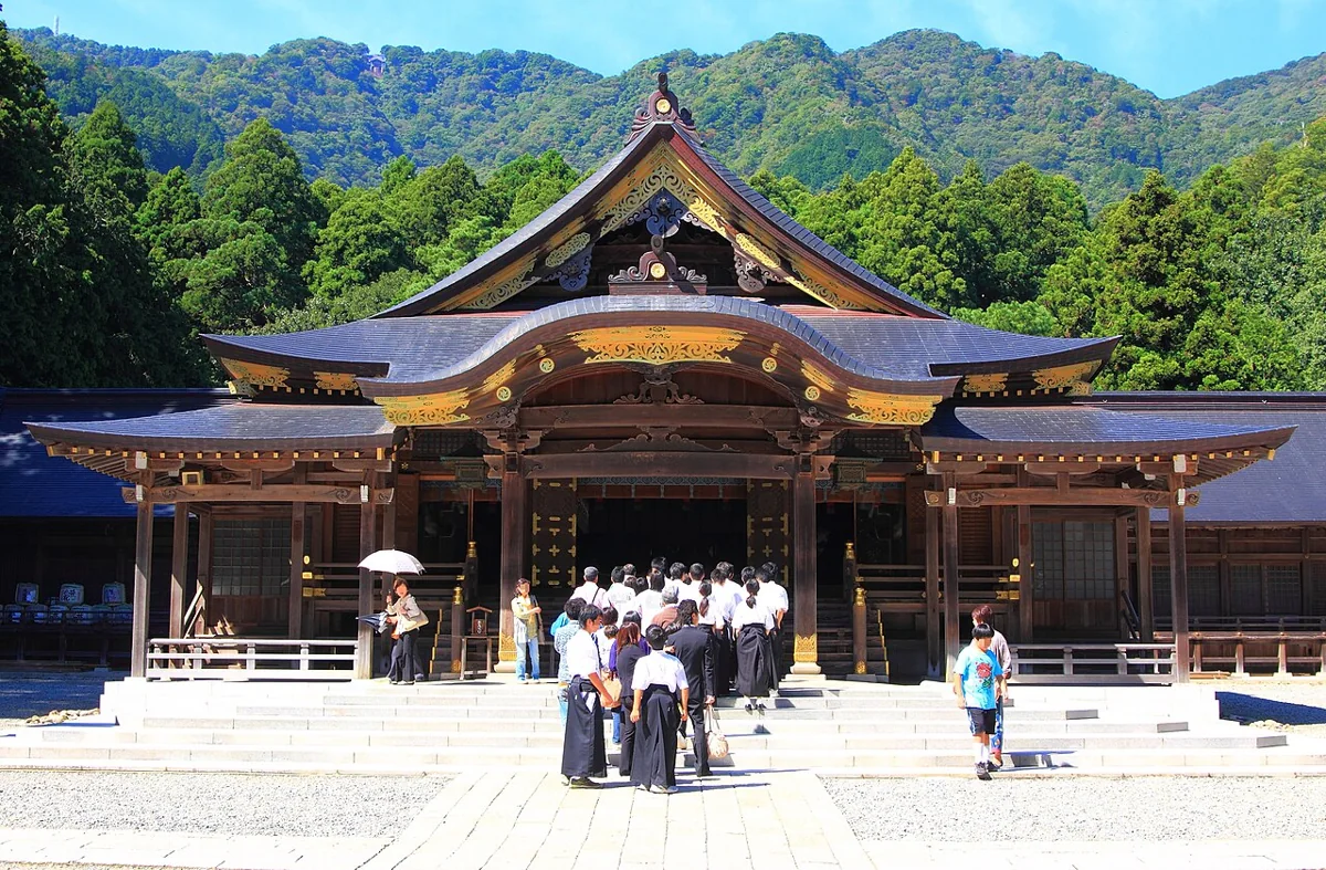 彌彥神社拝殿前的參拜空間