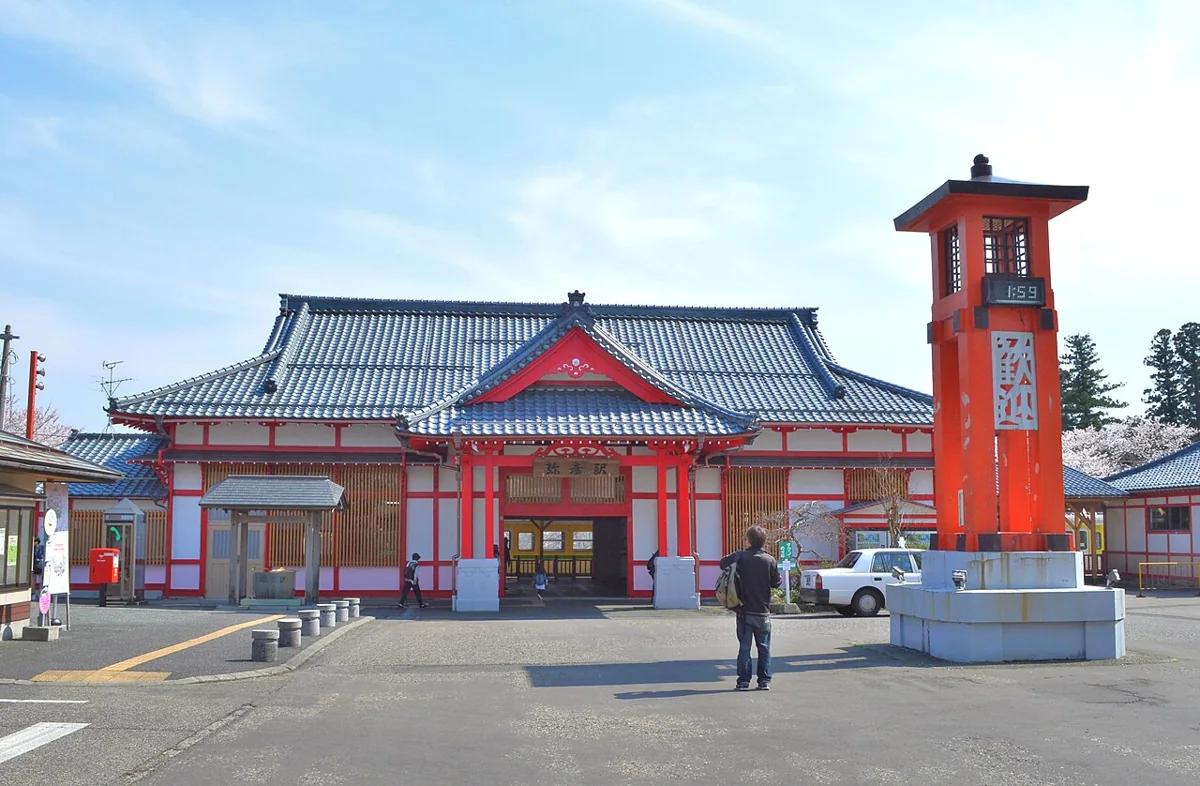 彌彥站外的日式站房與入口廣場