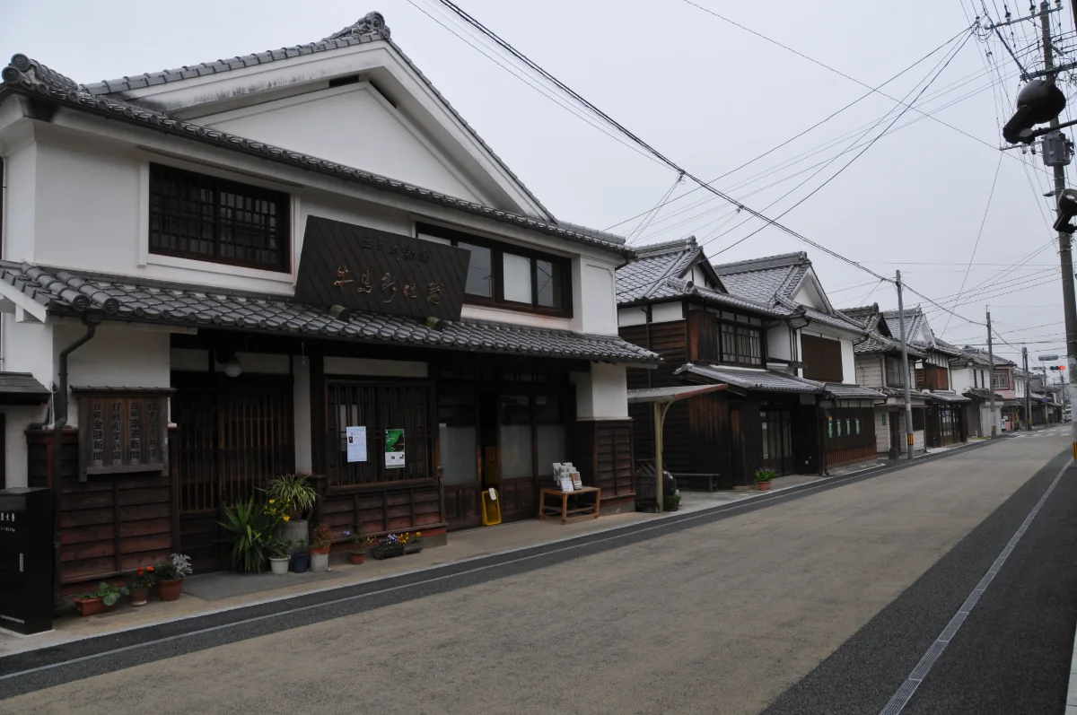 八女福島街道旁的町屋,白色塗牆、灰瓦屋頂與木格窗沿道路延伸
