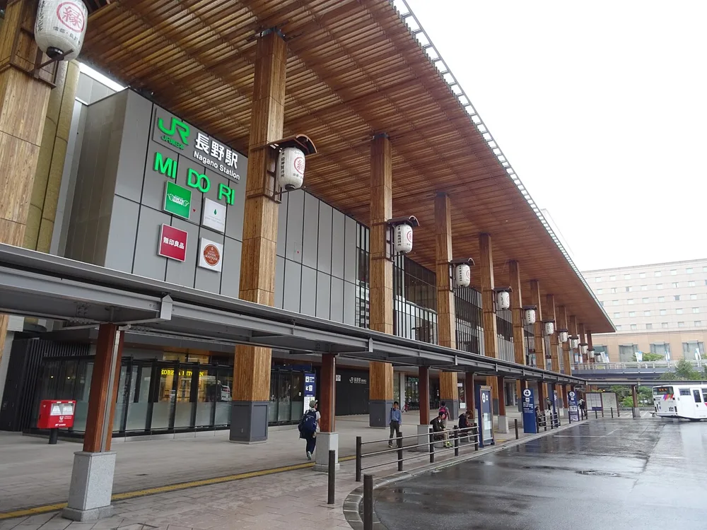 長野站善光寺口站房與前方公車乘車區