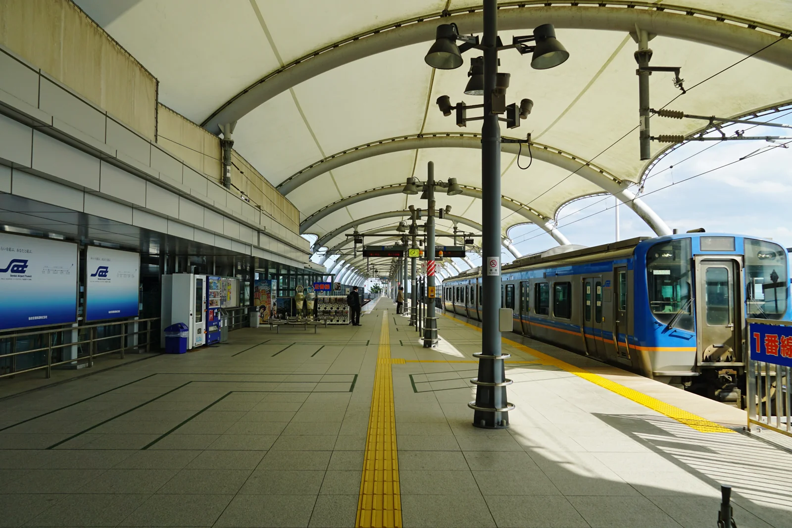 仙台空港站月台旁停靠的列車。