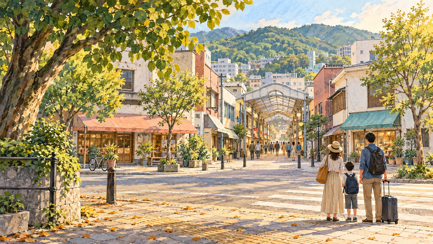 一家三口帶行李站在綠蔭街角,前方是有頂商店街與遠山的水彩插畫